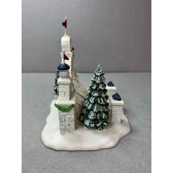 Dept 56 Heritage Christmas Village Collection NORTH POLE GATE 56324 Retired - Picture 4 of 7